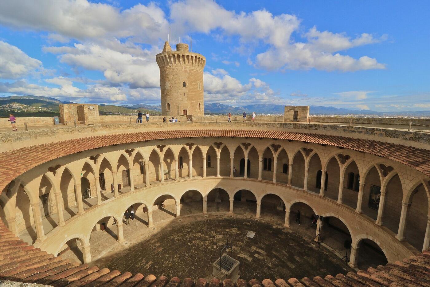 Castell de Bellver - die einzige runde Burg Spaniens, gesehen von aussen