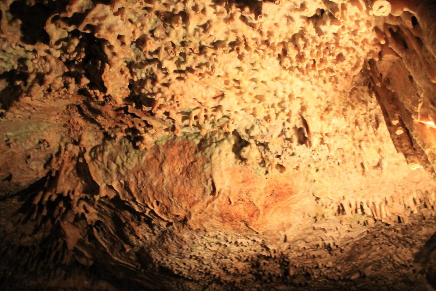 Beleuchtete Tropfsteinhoehle Coves del Drac mit Stalaktiten