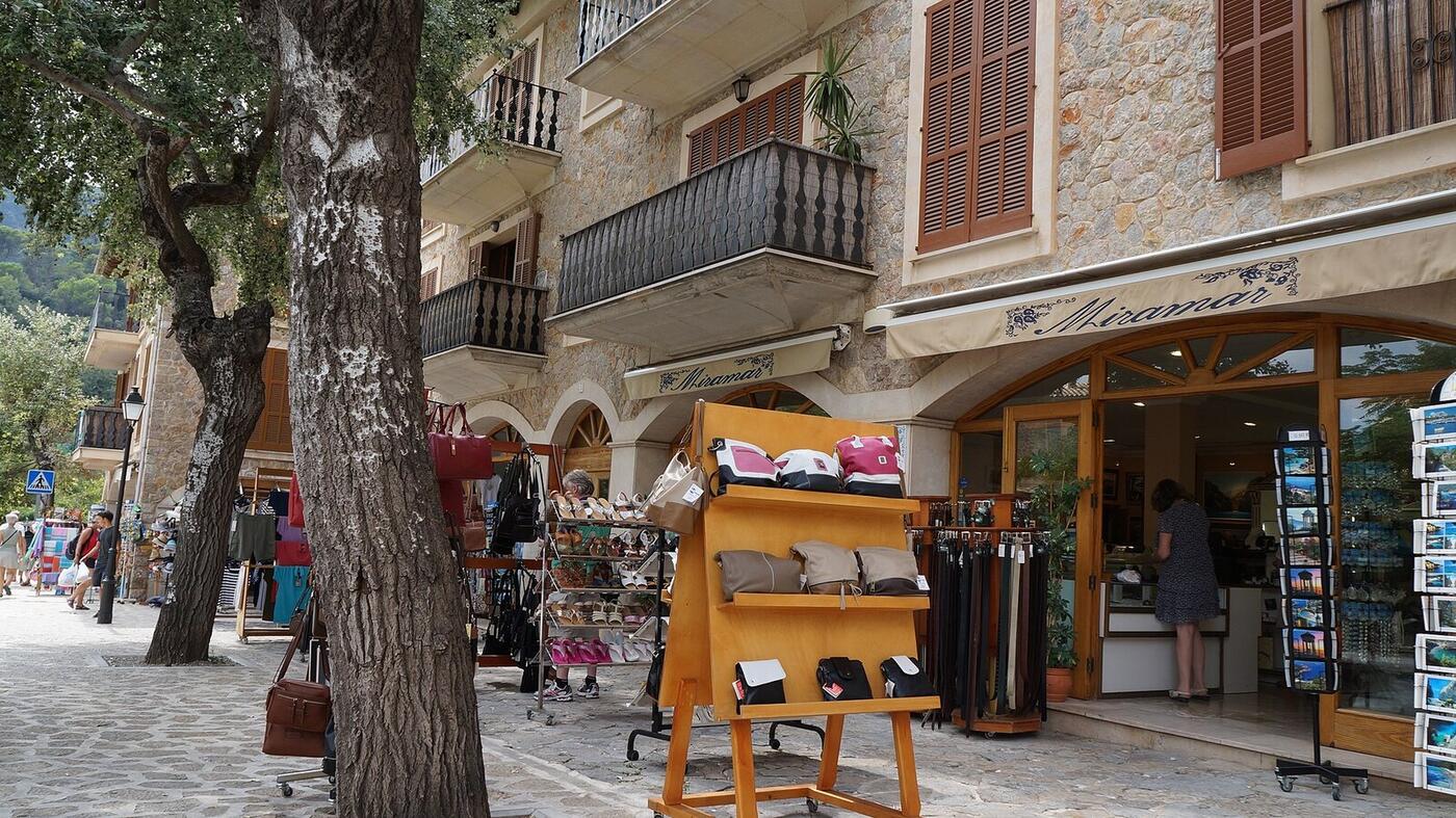 Bergdorf Valldemossa mit Steindaechern und Tramuntana im Hintergrund